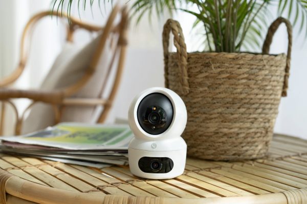 EZVIZ H7C 4MP TELECAMERA DA INTERNO MOTORIZZATA 4MP. WI-FI 6 DUAL BAND 2.4 + 5 GHZ + ETHERNET.