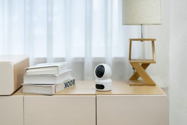 EZVIZ H7C 4MP TELECAMERA DA INTERNO MOTORIZZATA 4MP. WI-FI 6 DUAL BAND 2.4 + 5 GHZ + ETHERNET.