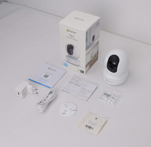 EZVIZ TY1 2MP TELECAMERA DA INTERNO MOTORIZZATA FULL HD. WI-FI 2.4 GHZ.