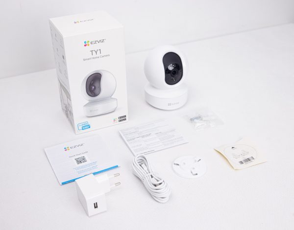 EZVIZ TY1 2MP TELECAMERA DA INTERNO MOTORIZZATA FULL HD. WI-FI 2.4 GHZ.