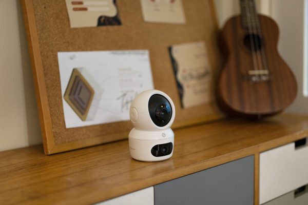 EZVIZ H7C 4MP TELECAMERA DA INTERNO MOTORIZZATA 4MP. WI-FI 6 DUAL BAND 2.4 + 5 GHZ + ETHERNET.