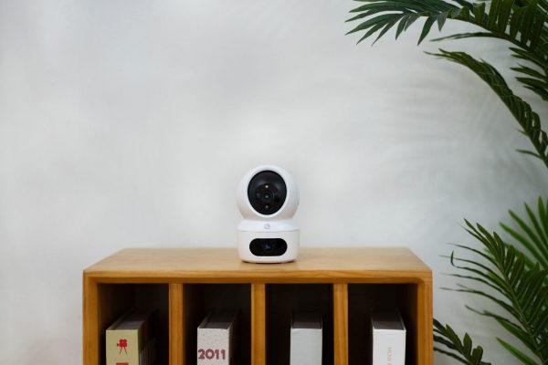EZVIZ H7C 4MP TELECAMERA DA INTERNO MOTORIZZATA 4MP. WI-FI 6 DUAL BAND 2.4 + 5 GHZ + ETHERNET.